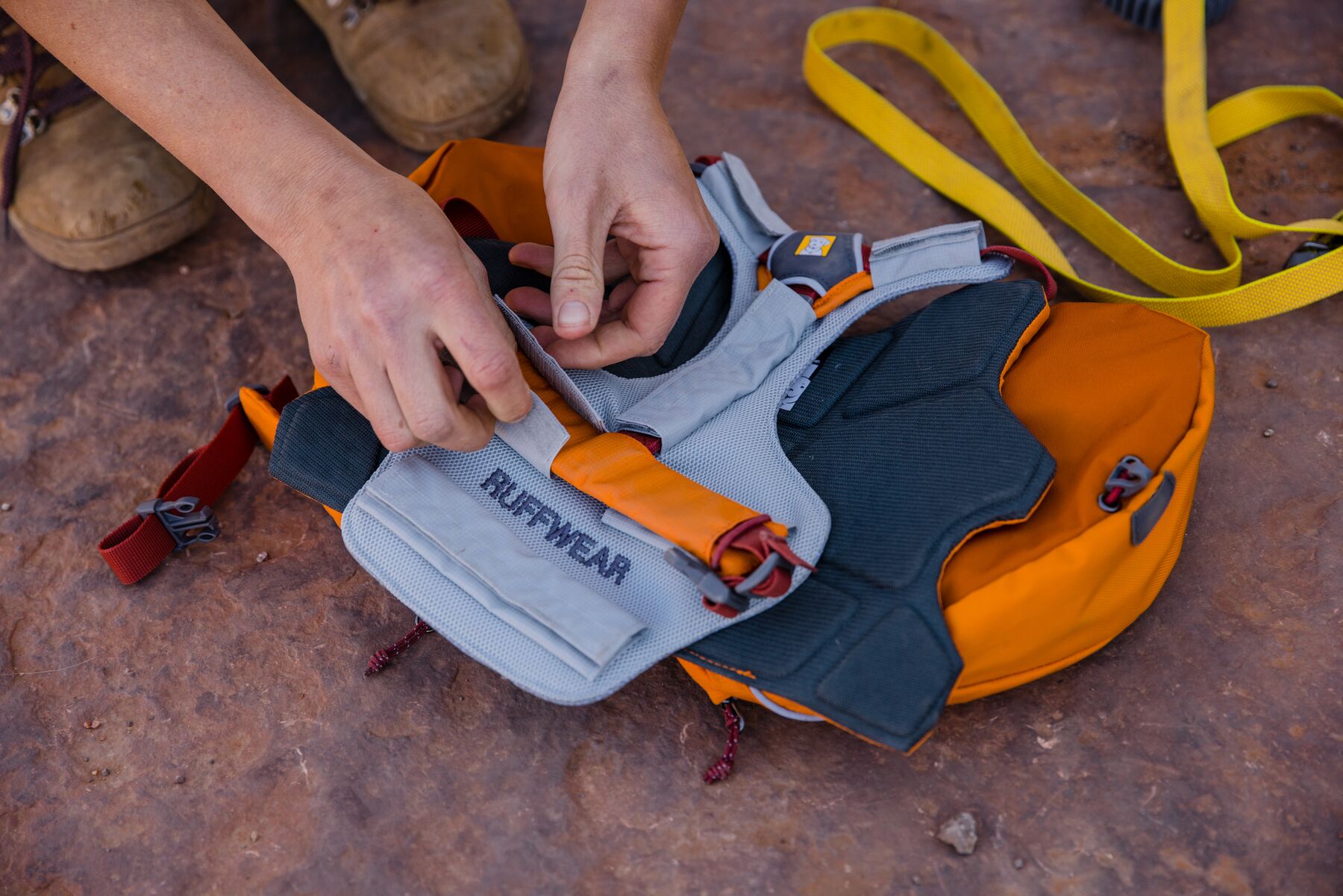 Ruffwear Core Cooler Graphite Gray