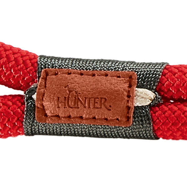 Hunter Halsung Oss, Tau